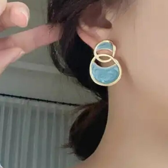 Hollow Sea Blue Stud Earrings - Picture 3 of 4